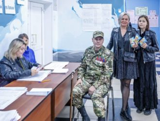 Участник СВО посетил избирательный участок в Яйском округе