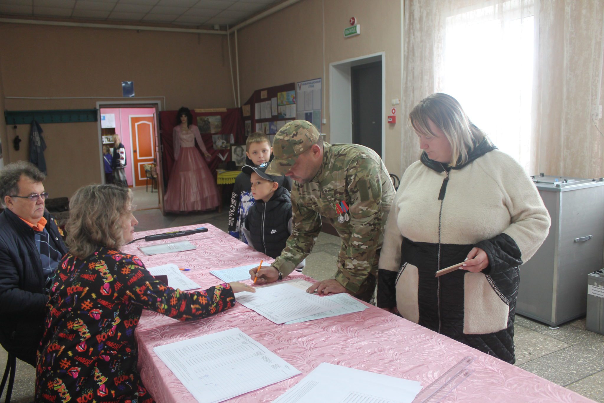 В Промышленновском округе участник СВО пришел на голосование