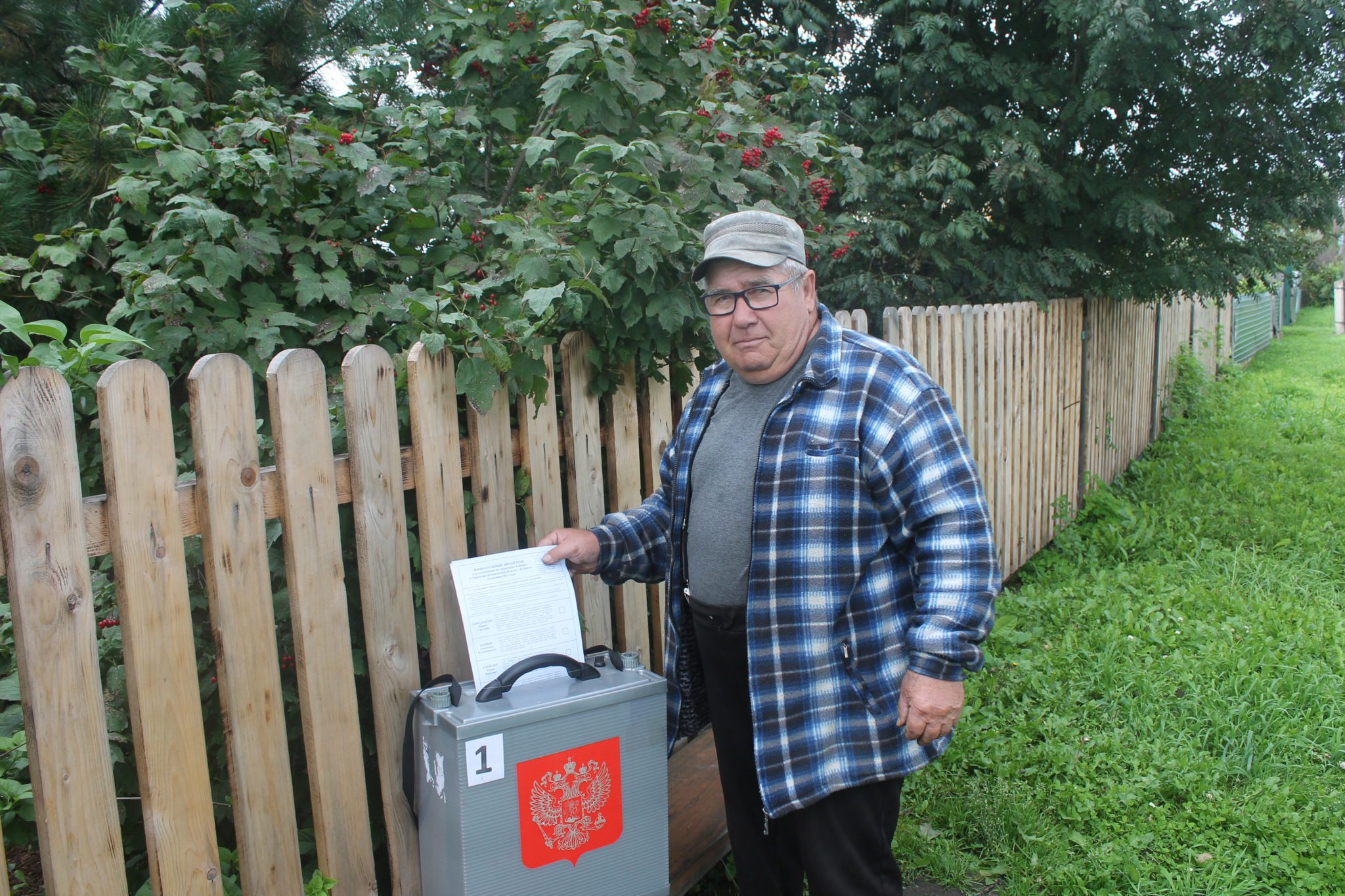 В Промышленновском округе ветеран труда проголосовал на дрму