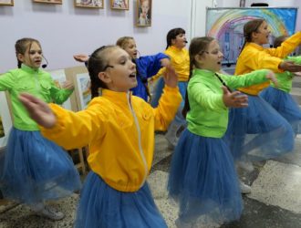 В Кемерове на избирательных участках выступили творческие коллективы