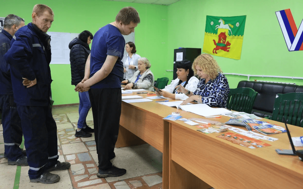 В Новокузнецке проголосовать за губернатора Кузбасса пришла Снегурочка