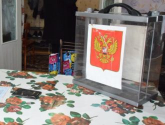 Столетняя кемеровчанка проголосовала на дому и получила подарок