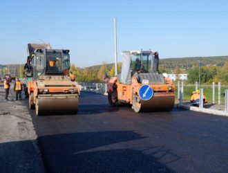На Кузбасском мосту в Кемерове начали укладывать асфальт