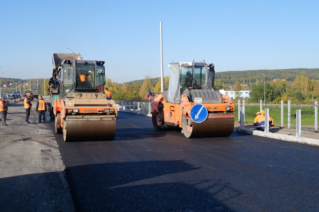 На Кузбасском мосту в Кемерове начали укладывать асфальт