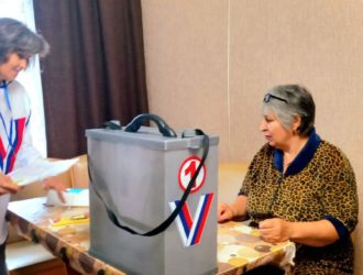 В Ленинске-Кузнецком маломобильные жители голосуют на дому