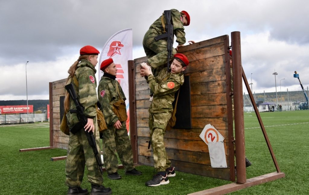 В Кузбассе прошла патриотическая военно-спортивная игра «Юный защитник»