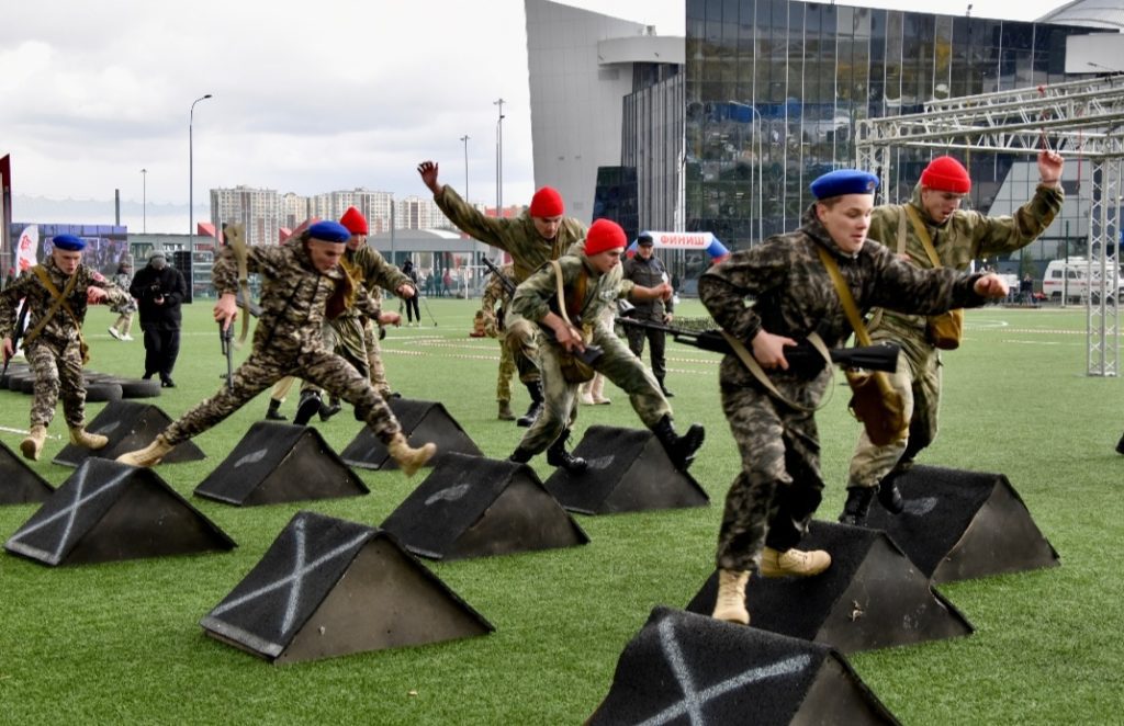 В Кузбассе прошла патриотическая военно-спортивная игра «Юный защитник»