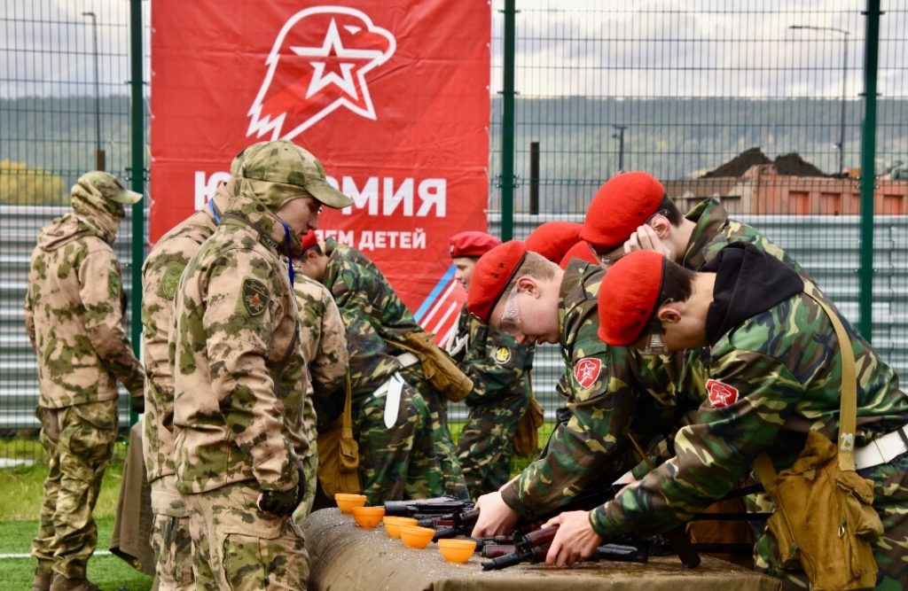 В Кузбассе прошла патриотическая военно-спортивная игра «Юный защитник»