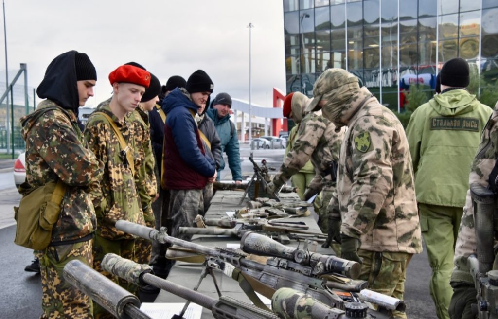 В Кузбассе прошла патриотическая военно-спортивная игра «Юный защитник»