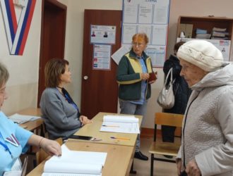 В Яшкино на избирательный участок пришла ветеран ВОВ Зинаида Карева