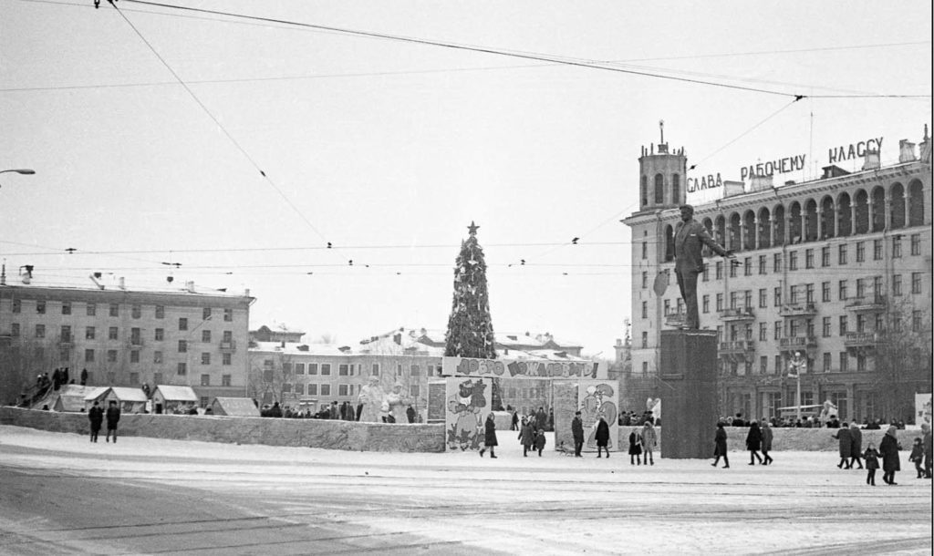 Ретроспектива: памятник Маяковскому в Новокузнецке