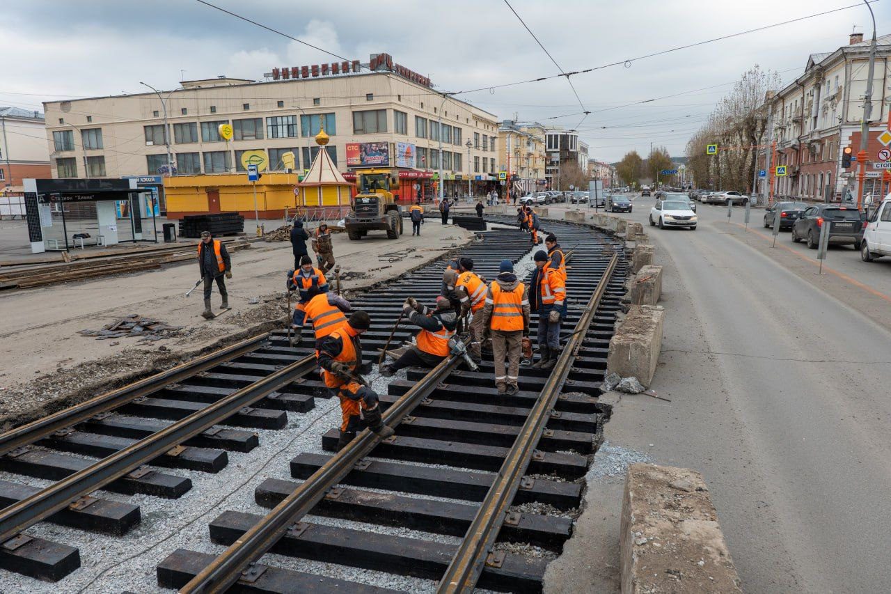 В Кемерове у ЦУМа началу укладывать новые рельсы