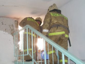 В Кемерове огнеборцы спасли женщину на пожаре