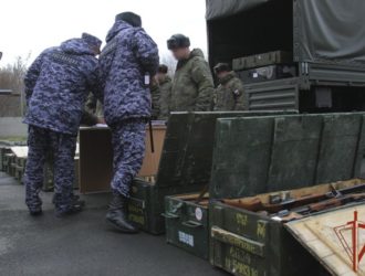 Росгвардия Кузбасса передала военнослужащим 100 единиц конфискованного оружия