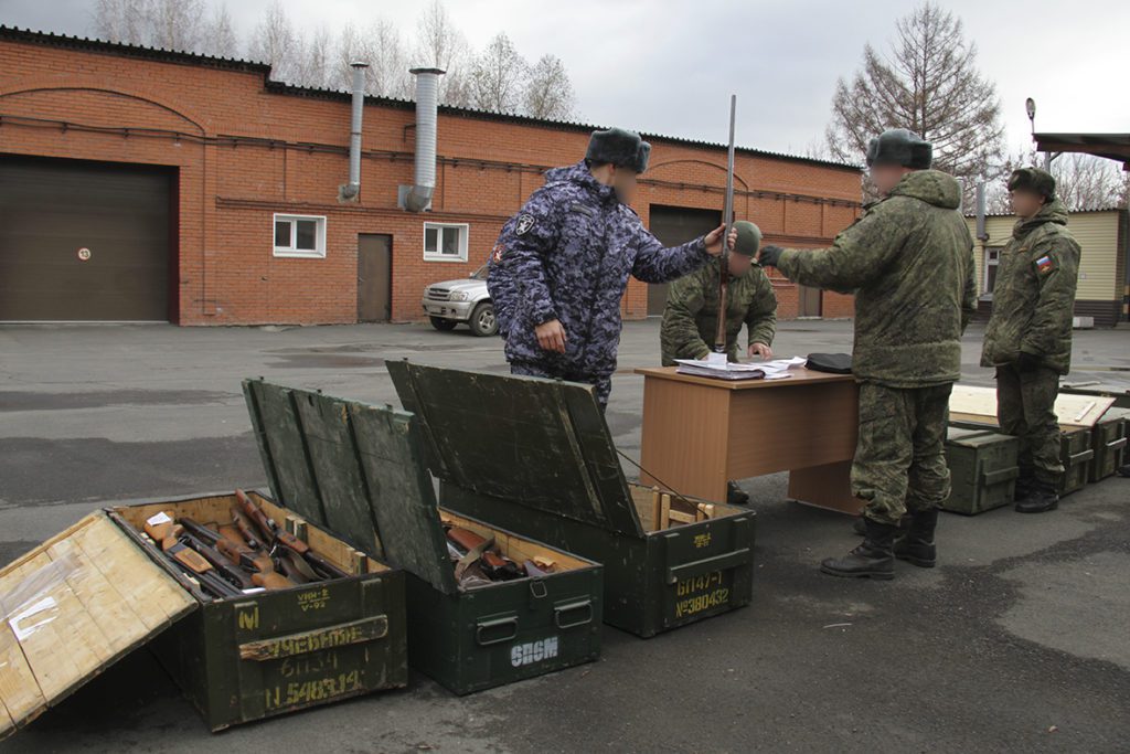 Росгвардия Кузбасса передала военнослужащим 100 единиц конфискованного оружия