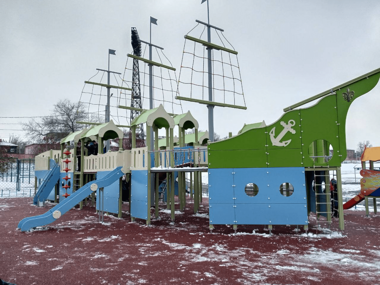 По поручению Ильи Середюка в центре Прокопьевска установили детскую площадку