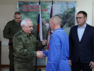 Замглавы Минобороны РФ Виктор Горемыкин и губернатор Кузбасса Илья Середюк посетили военный госпиталь в Юрге