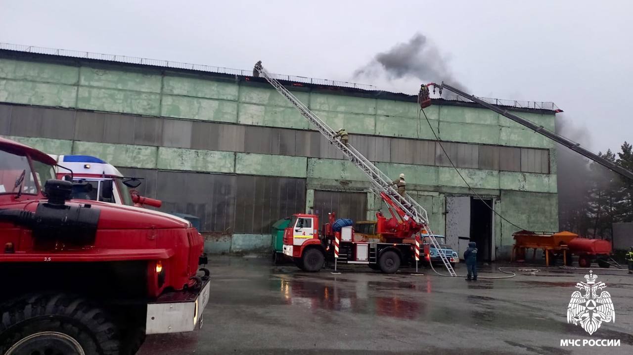 В Березовском округе пожар охватил здание на 1 000 квадратных метров