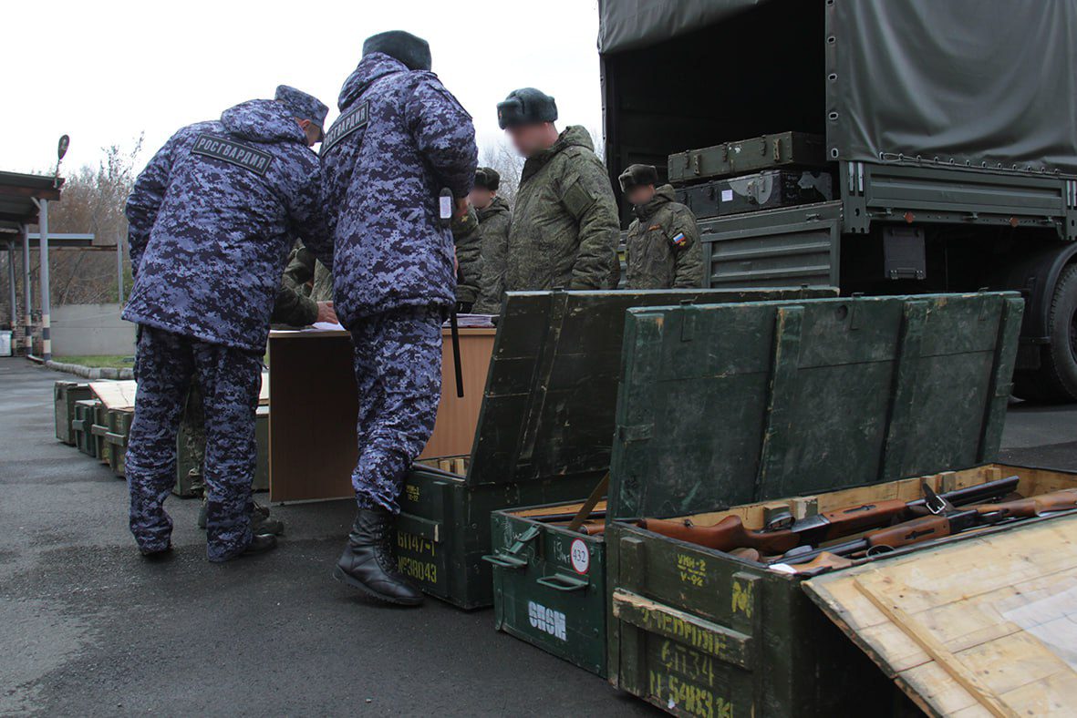 В Кузбассе Росгвардия передала российским военнослужащим 100 единиц конфискованного оружия для борьбы с дронами