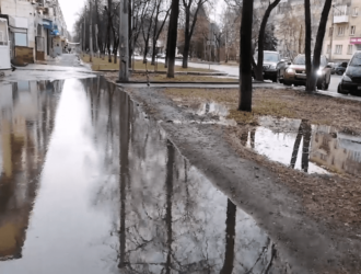 В Новокузнецке горожане возмущаются, что невозможно пройти по тротуару