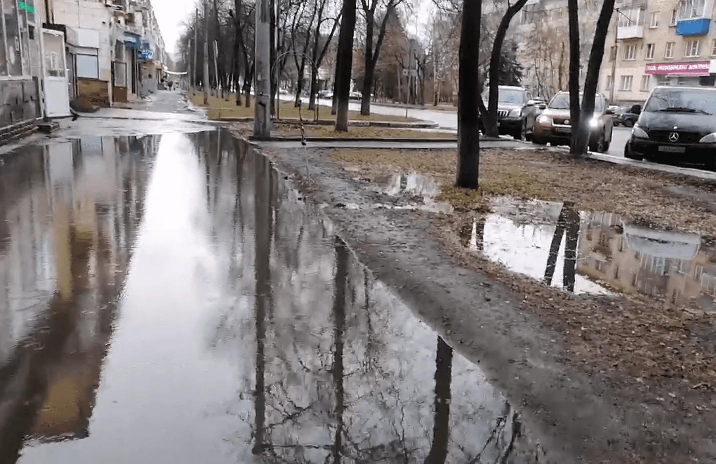 В Новокузнецке горожане возмущаются, что  невозможно пройти по тротуару