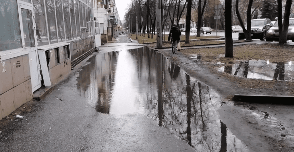 В Новокузнецке горожане возмущаются, что  невозможно пройти по тротуару