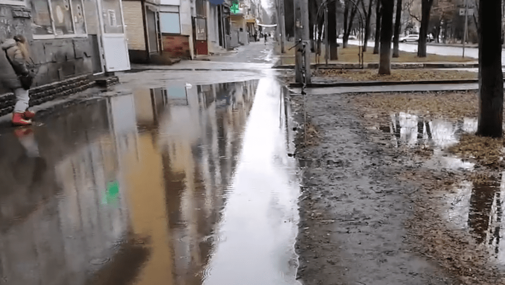 В Новокузнецке горожане возмущаются, что  невозможно пройти по тротуару