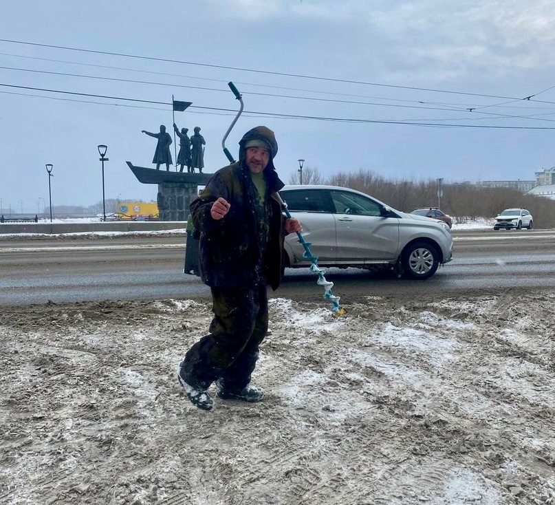 Новокузнецкий рыбак застрял на льду посреди реки