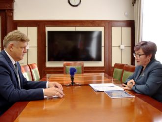 Полпред президента РФ в сибирском округе встретился с руководителем управления по контролю за алкогольным и табачным рынками