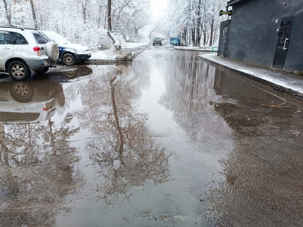 Новокузнечане жалуются на огромную лужу, которая залила проезд в центре города