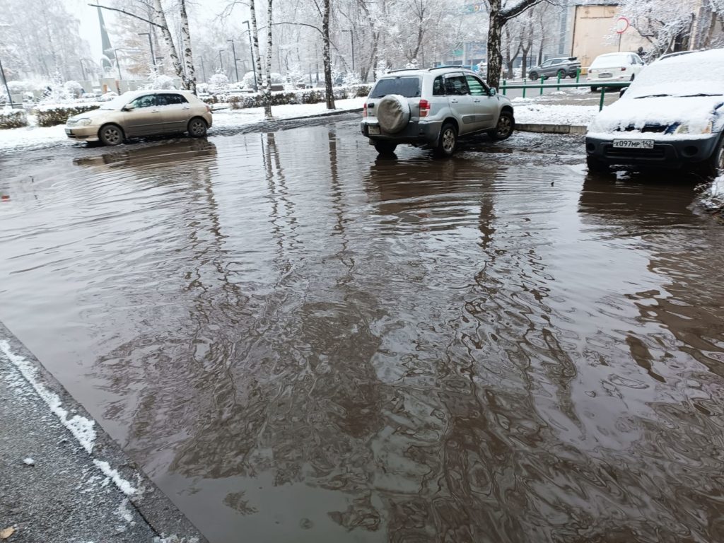 Новокузнечане жалуются на огромную лужу, которая залила проезд в центре города