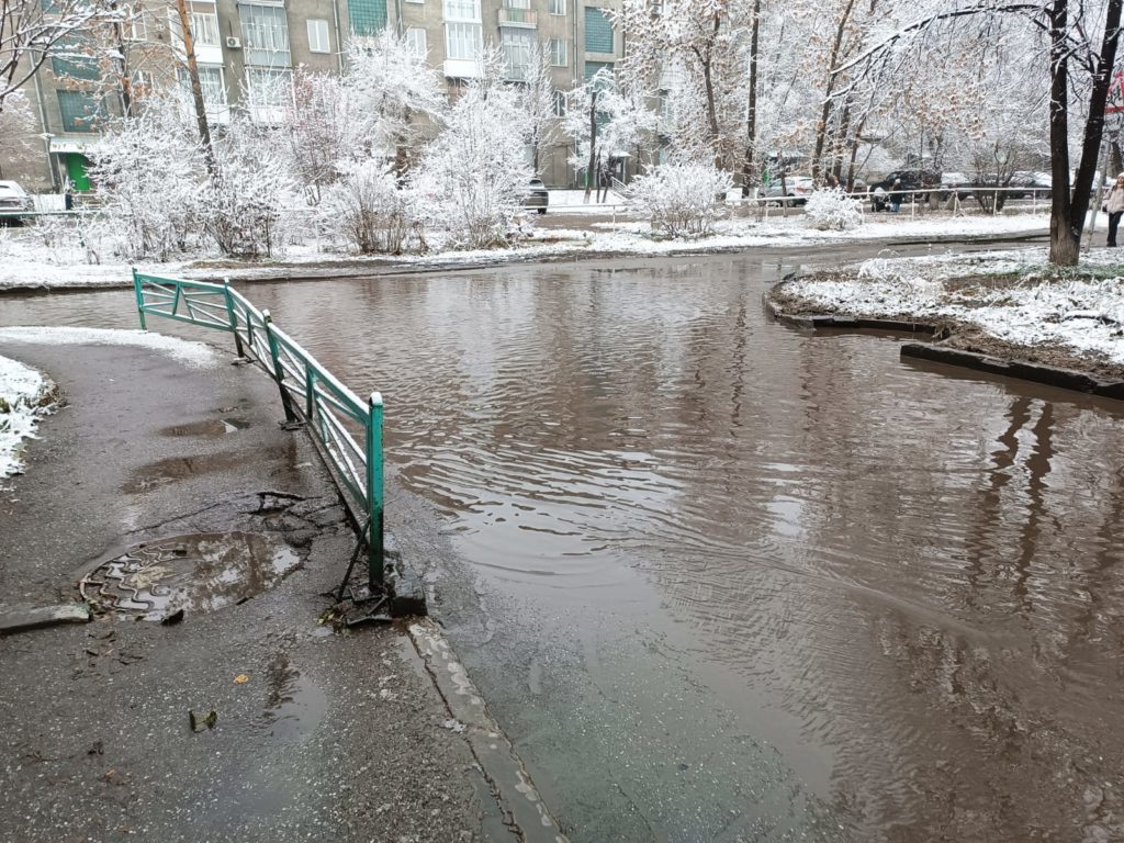 Новокузнечане жалуются на огромную лужу, которая залила проезд в центре города