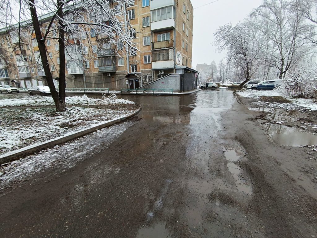 Новокузнечане жалуются на огромную лужу, которая залила проезд в центре города