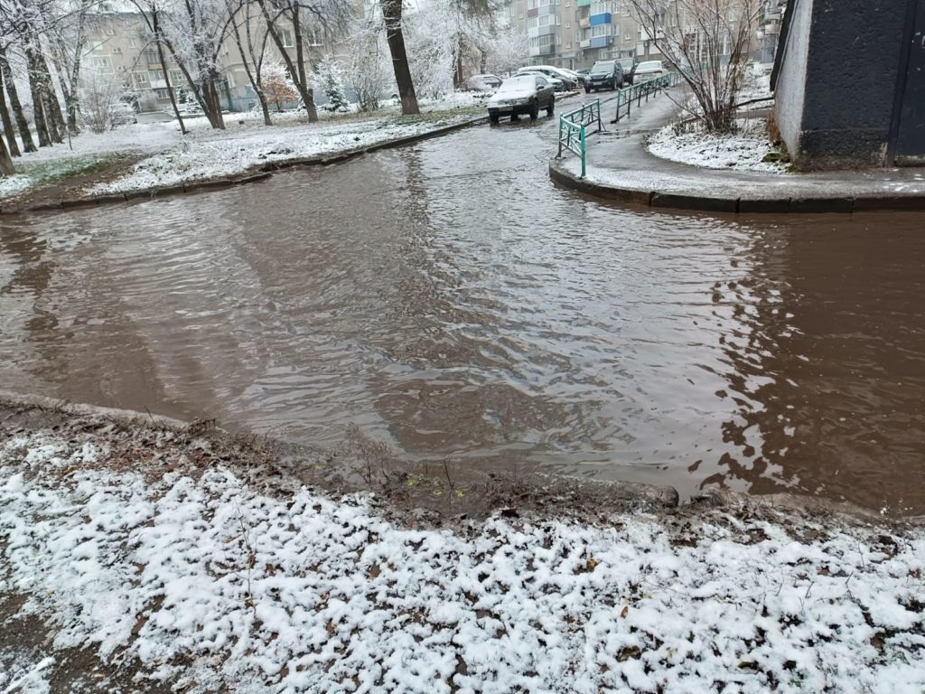 Новокузнечане жалуются на огромную лужу, которая залила проезд в центре города