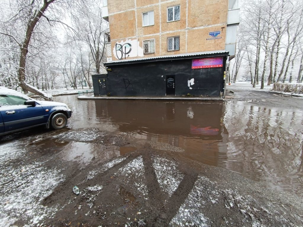 Новокузнечане жалуются на огромную лужу, которая залила проезд в центре города