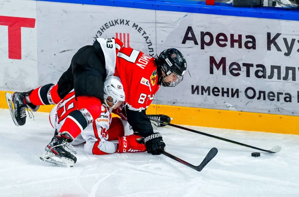 «Кузнецкие Медведи» в первой игре одолели хоккеистов из Екатеринбурга