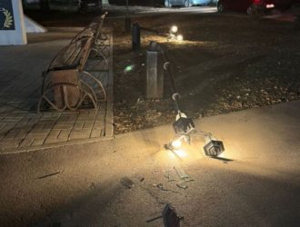 В Юрге вандалы разгромили фонари у памятника