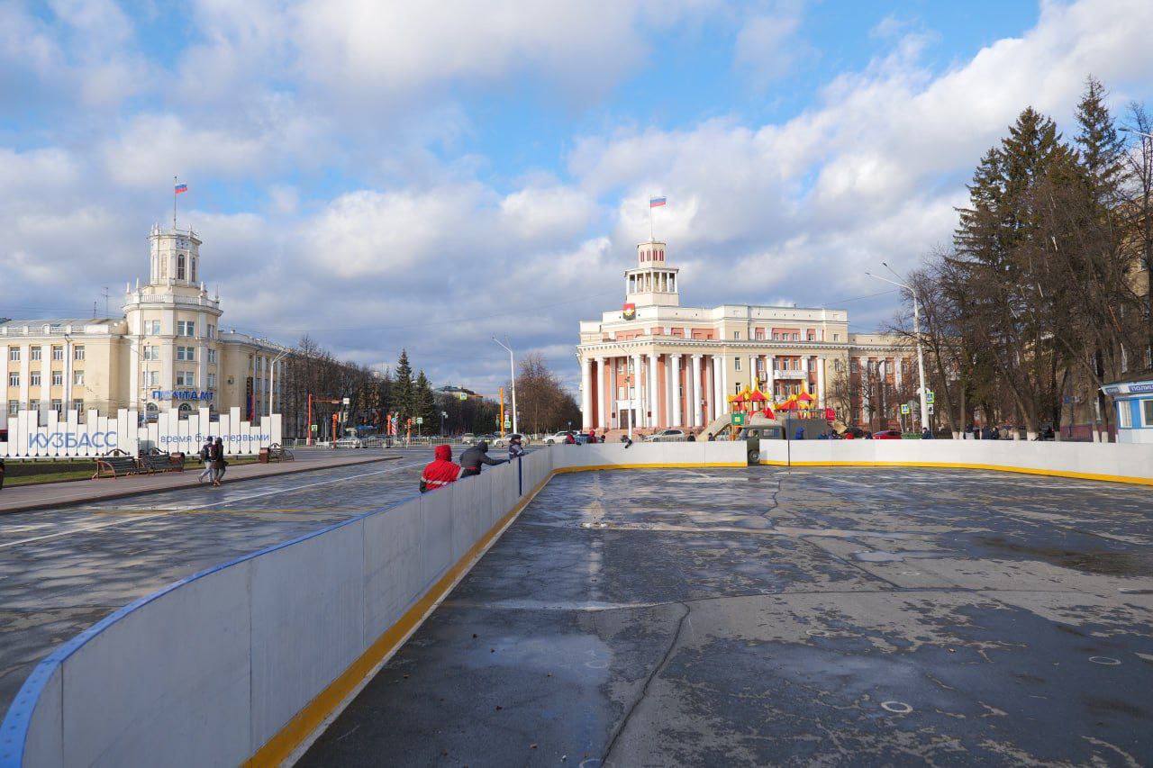 В Кемерове на площади Советов начали устанавливать хоккейную коробку  