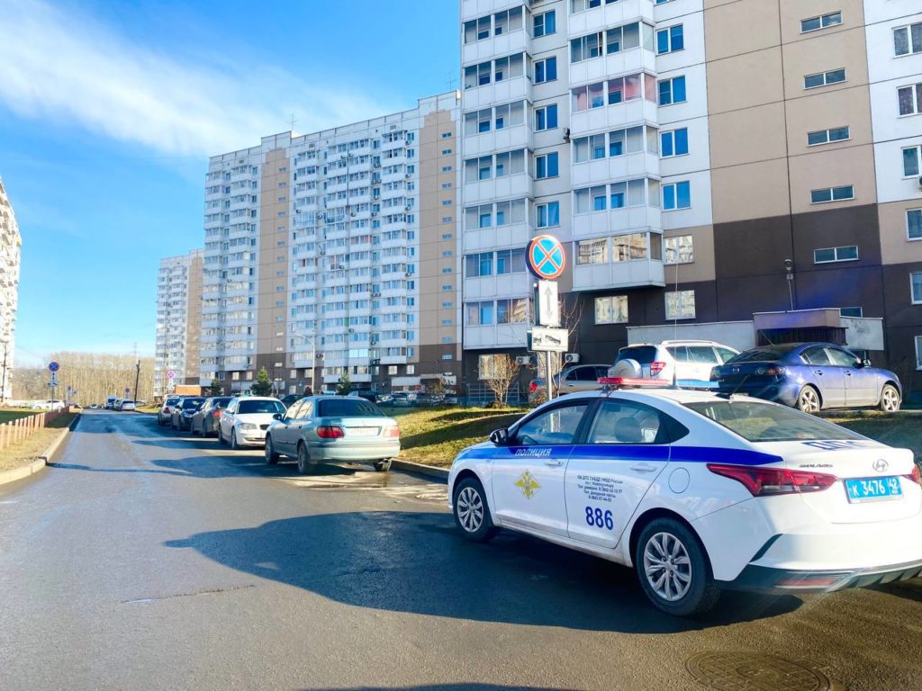 В Новокузнецке под пристальное внимание попали автохамы, паркующиеся на газонах