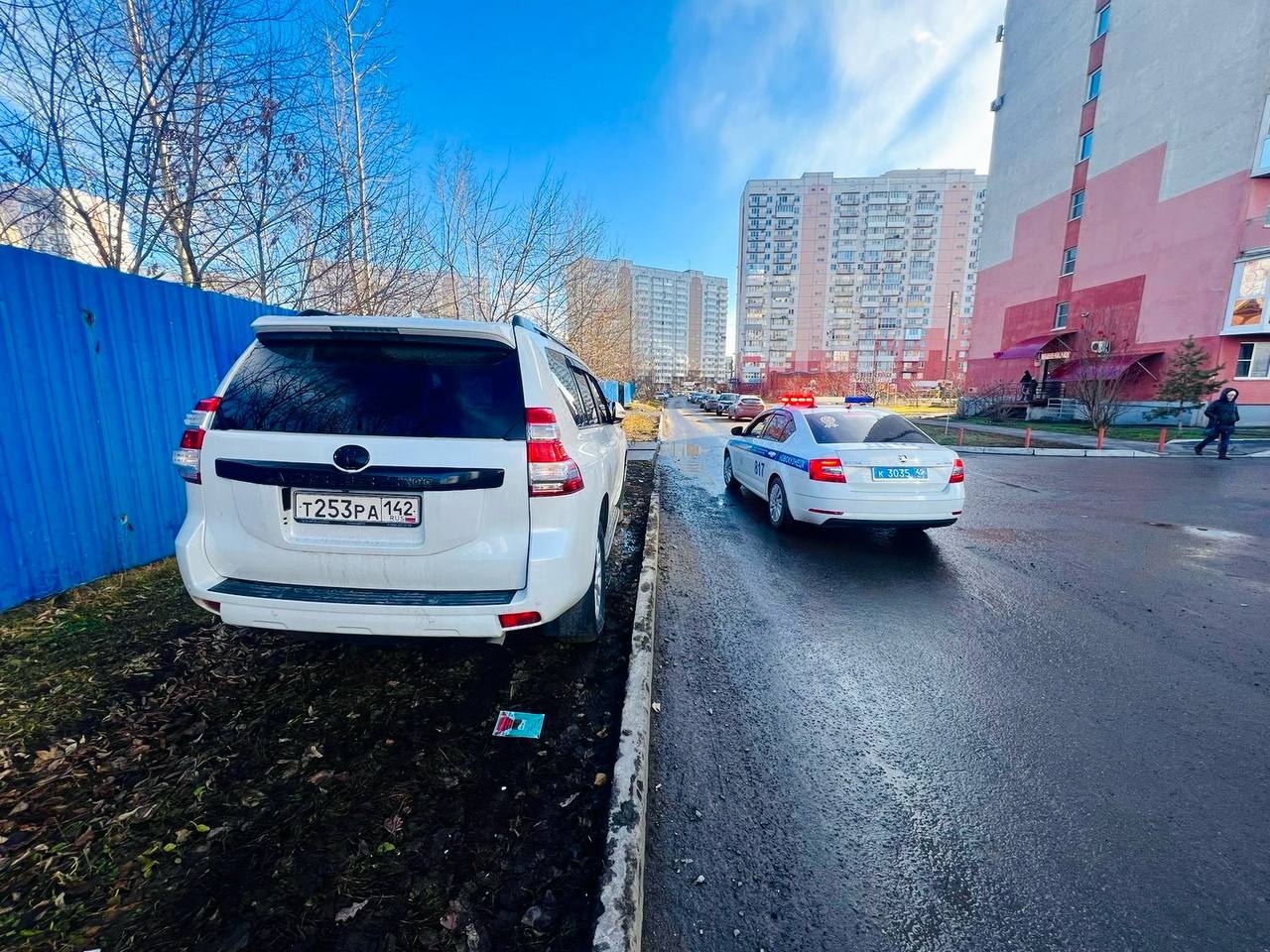 В Новокузнецке под пристальное внимание попали автохамы, паркующиеся на газонах