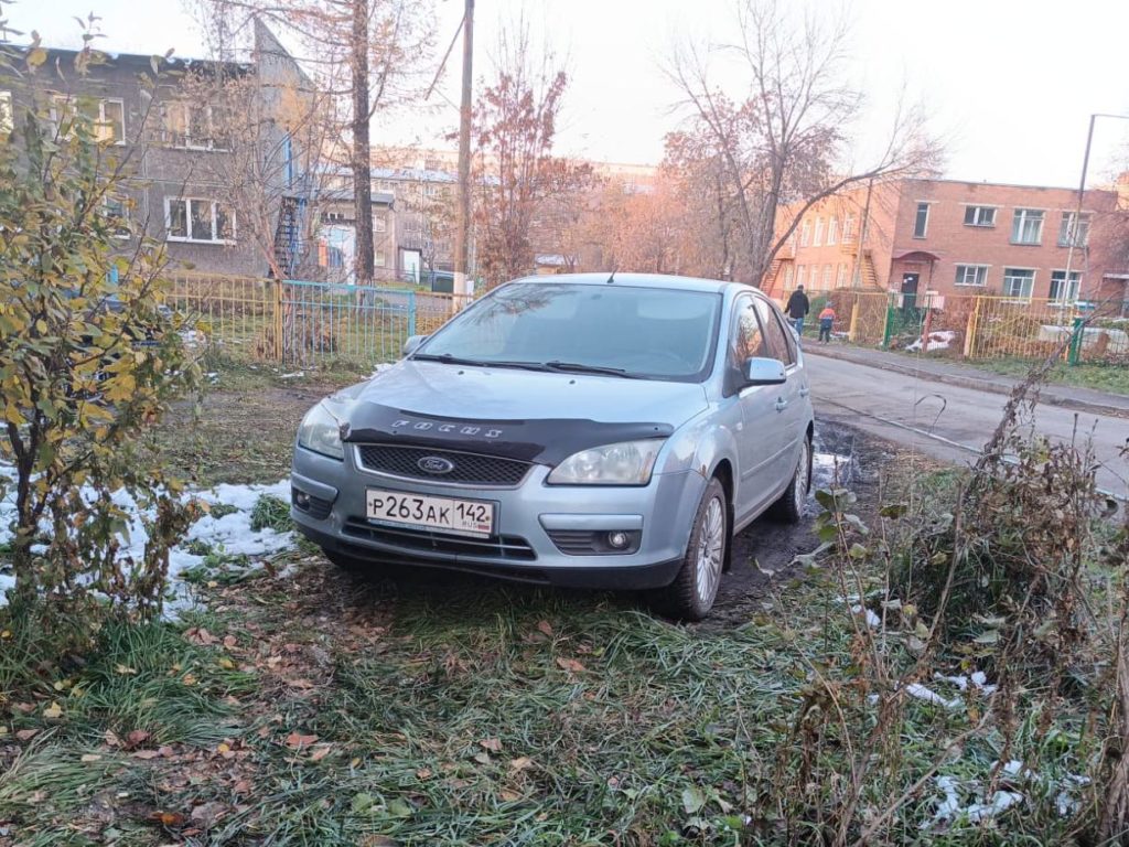 В Новокузнецке под пристальное внимание попали автохамы, паркующиеся на газонах