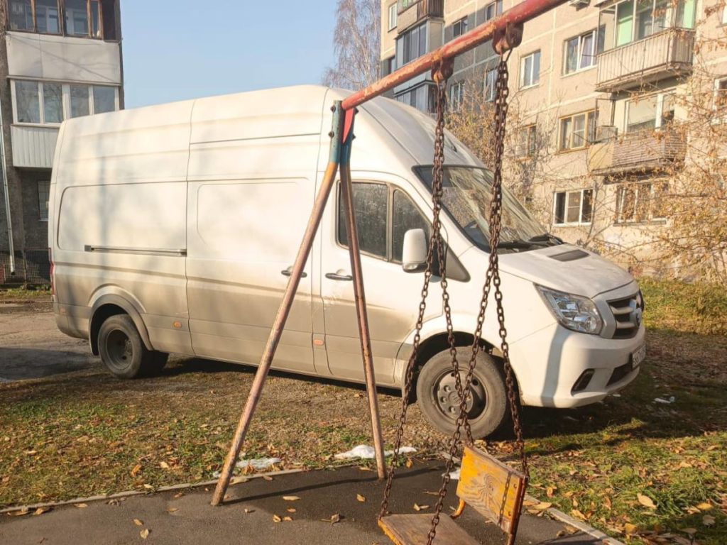 В Новокузнецке под пристальное внимание попали автохамы, паркующиеся на газонах