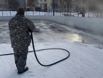 В Кемерове начали заливать хоккейные коробки