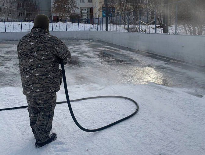 В Кемерове начали заливать хоккейные коробки