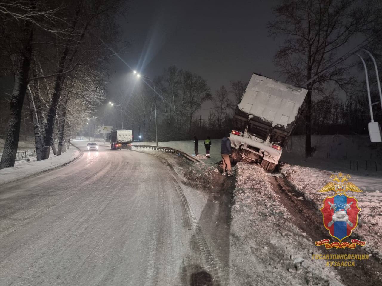 В Новокузнецке водитель грузовика въехал в опору освещения