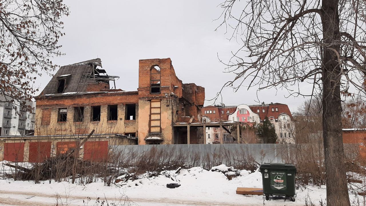 В Новокузнецке приступили к сносу аварийного здания в центре