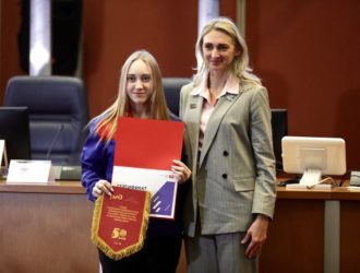 Знамя по комиссаркой деятельности в руках бойцов студотрядов Кузбасса