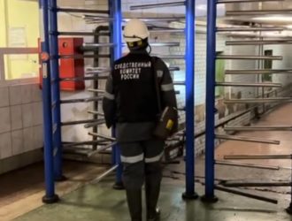В Кузбассе на одном из предприятий рабочего затянуло под комбайн