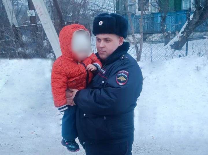 В Новокузнецке полиция смогла вернуть родителям двух детей, благодаря неравнодушной женщине