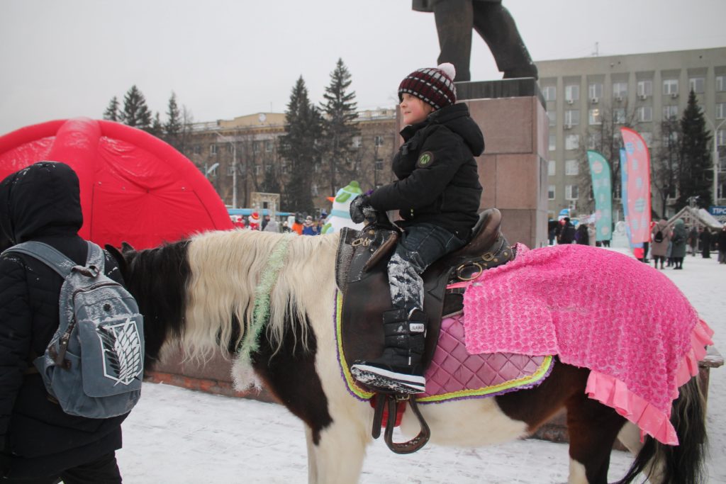 Сегодня в Кемерове открылся ледовый городок на площади Советов (фоторепортаж)